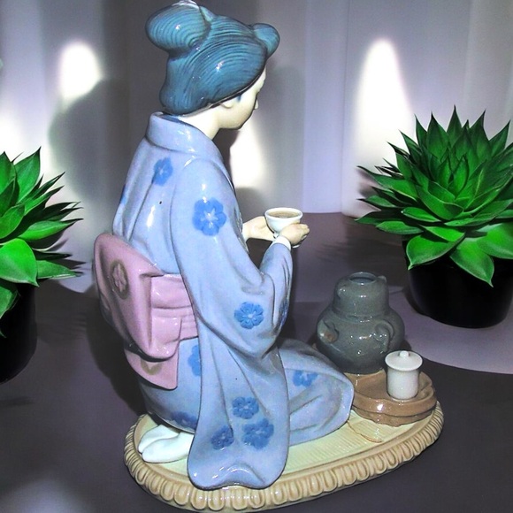 Retired Lladró August Moon or Geisha Japanese Girl Serving Tea #5122 - Picture 9 of 16